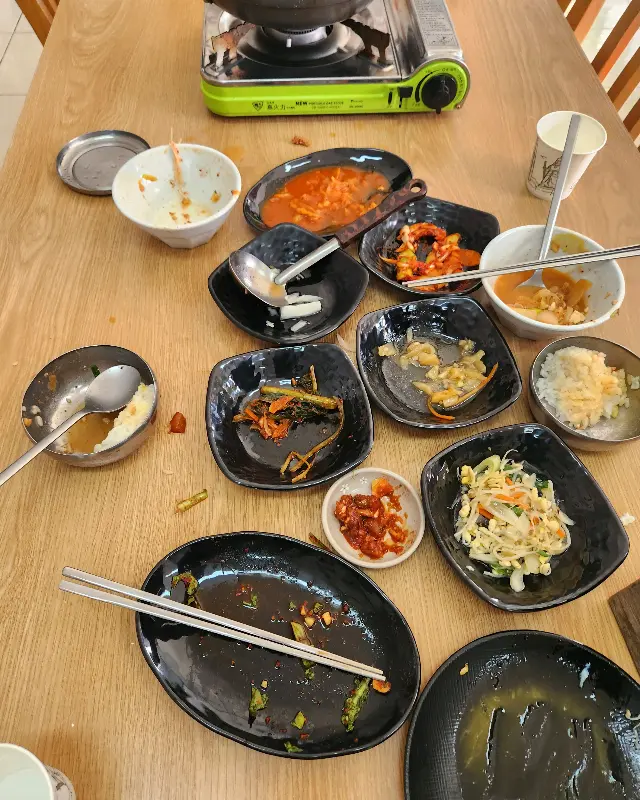 미가옥 식사 후 남은 그릇들