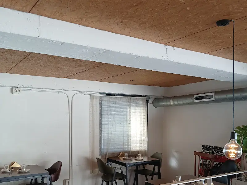 통창으로 햇살이 가득 들어오는 다나 내부