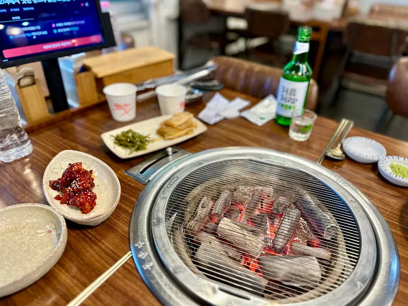 숯불에 구워지는 고기