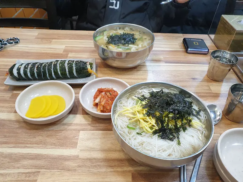 잔치국수와 김밥 한 상 차림