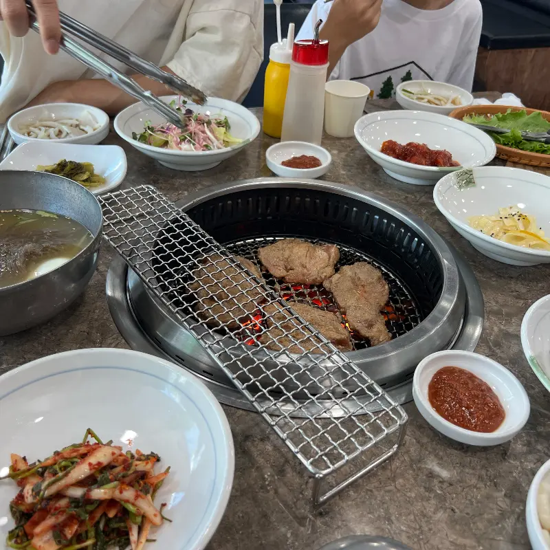 숯불 위에서 익어가는 돼지갈비