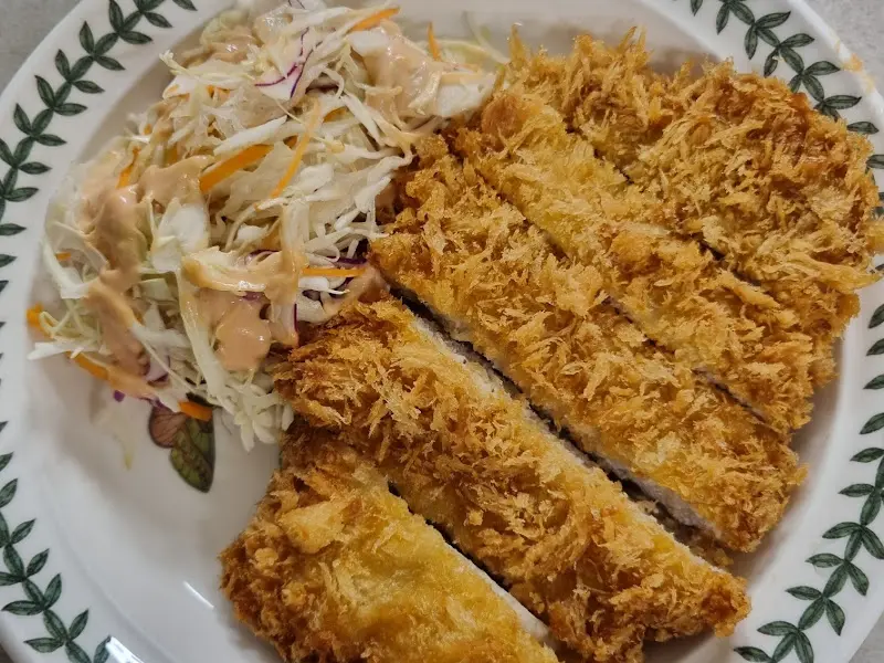 돈까스와 샐러드의 조화