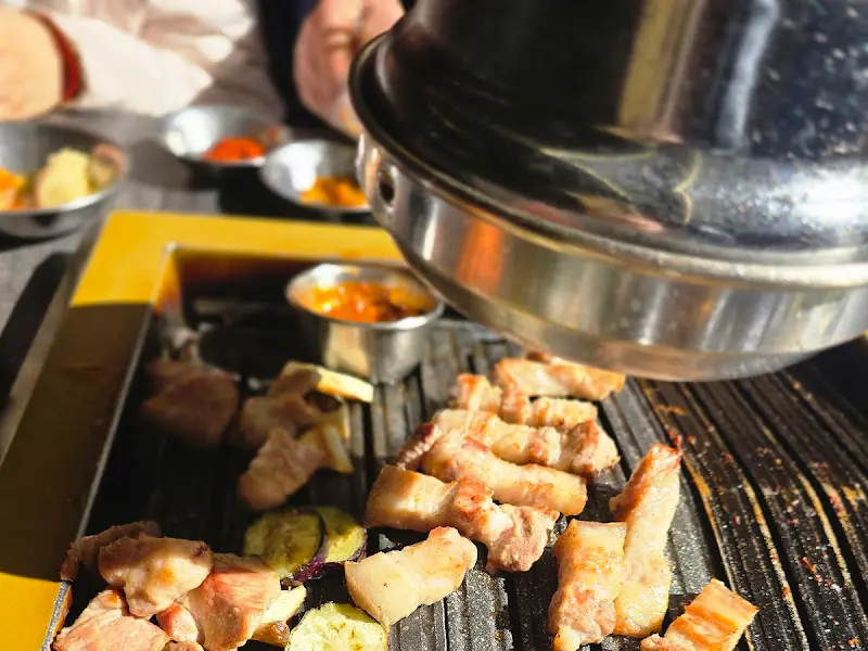 남매네 흑돼지 서귀포점 흑돼지 굽는 모습