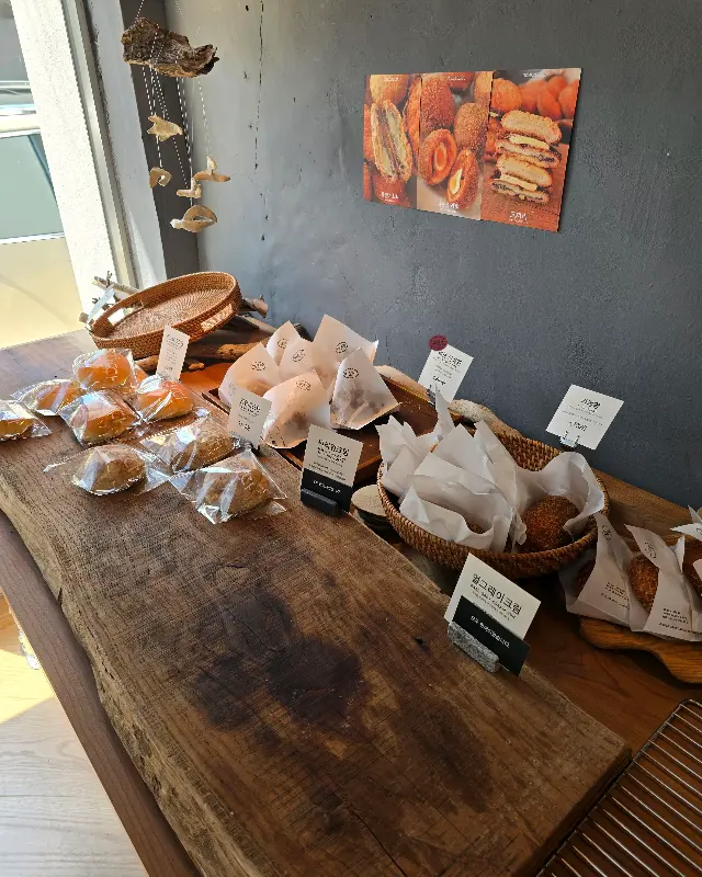 다양한 빵들이 진열된 모습