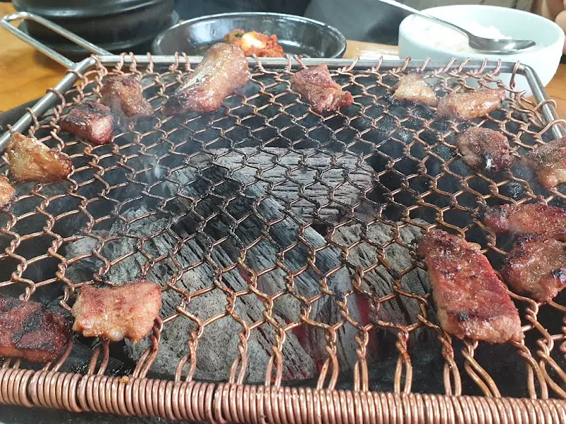 숯불에 구워지는 돼지갈비