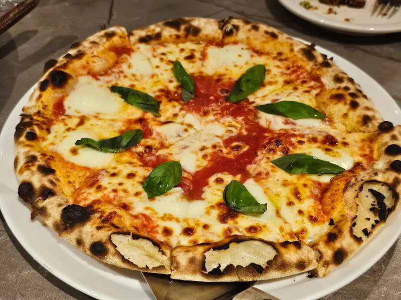 화덕에서 갓 구운 마르게리따 피자