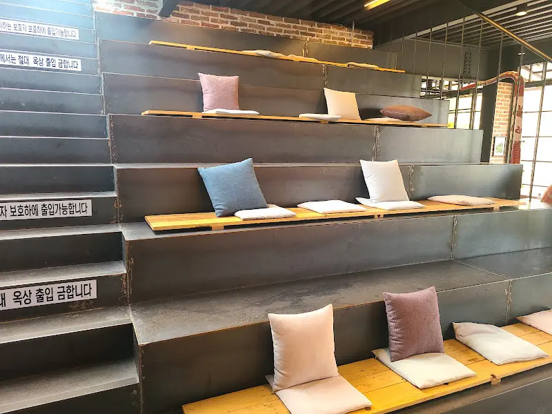 위찬 베이커리 내부 계단식 좌석