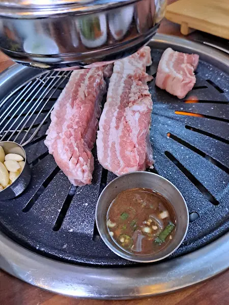 불판 위의 삼겹살