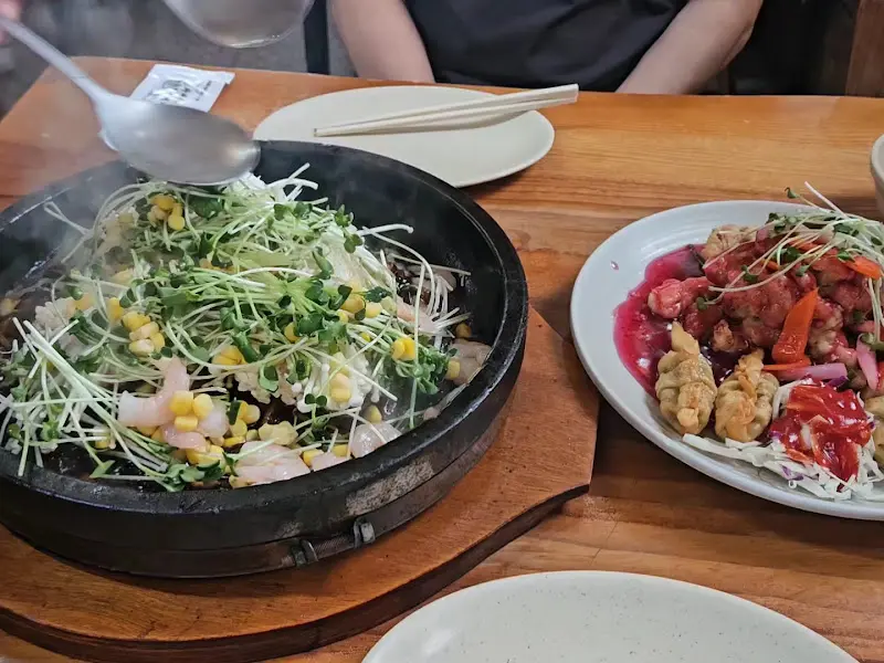 돌판짜장 비비는 모습