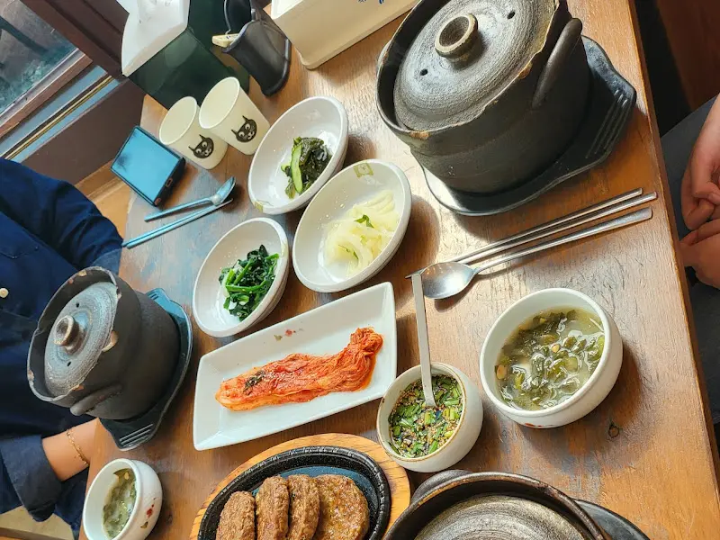 돌솥밥과 밑반찬
