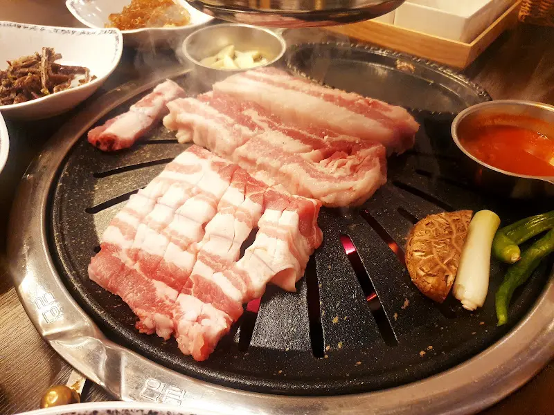 불판 위의 삼겹살