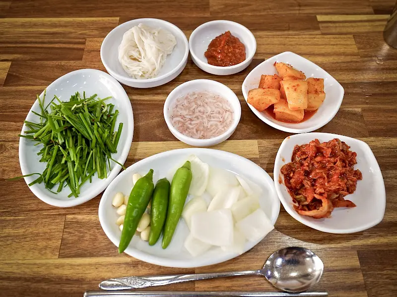 돼지국밥 반찬 세팅
