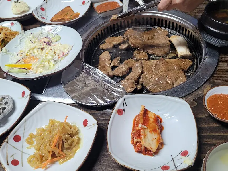 돼지갈비와 곁들여진 밑반찬들