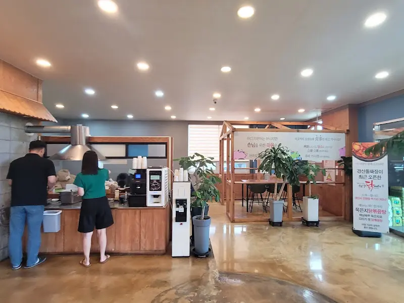 깔끔하게 정돈된 셀프바