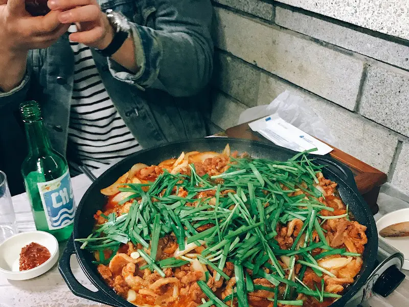 부추가 듬뿍 올려진 오리불고기