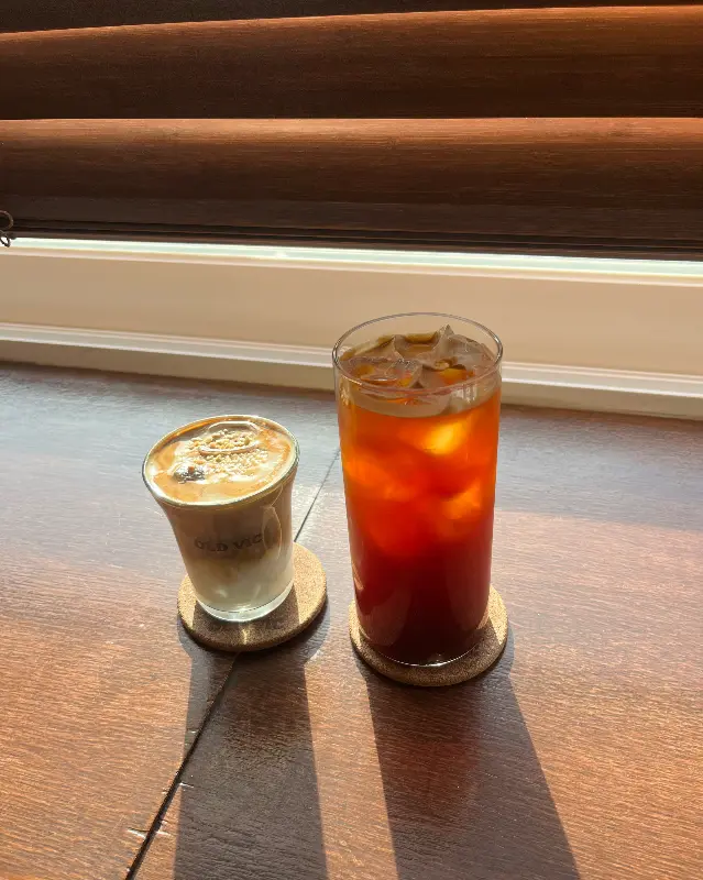 창가 좌석에서 즐기는 커피