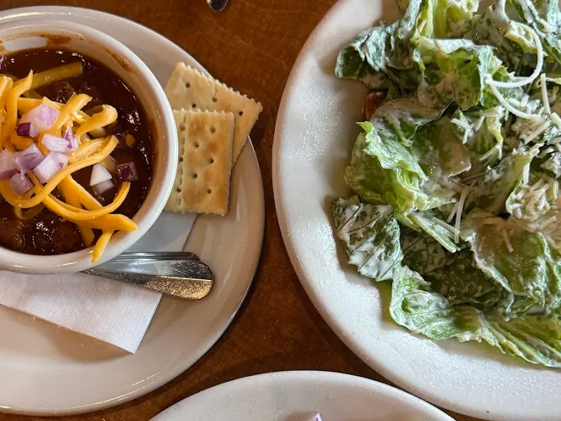 칠리컵과 샐러드