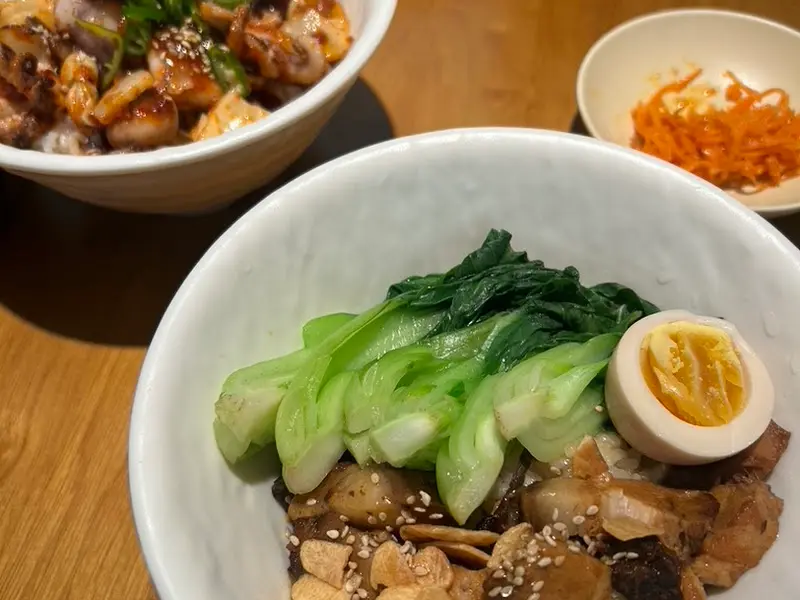 숯불 동파 플래터와 숯불 쭈꾸미 덮밥