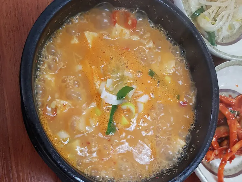 보글보글 끓는 순두부찌개의 모습