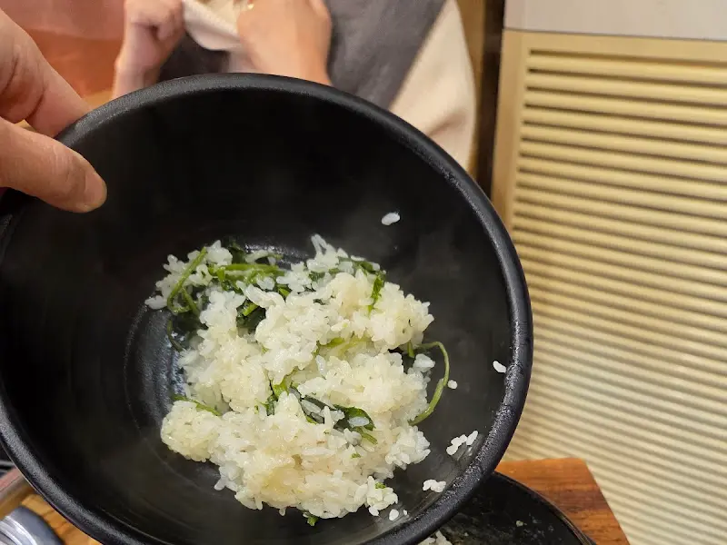 곤드레 솥밥을 그릇에 담는 모습