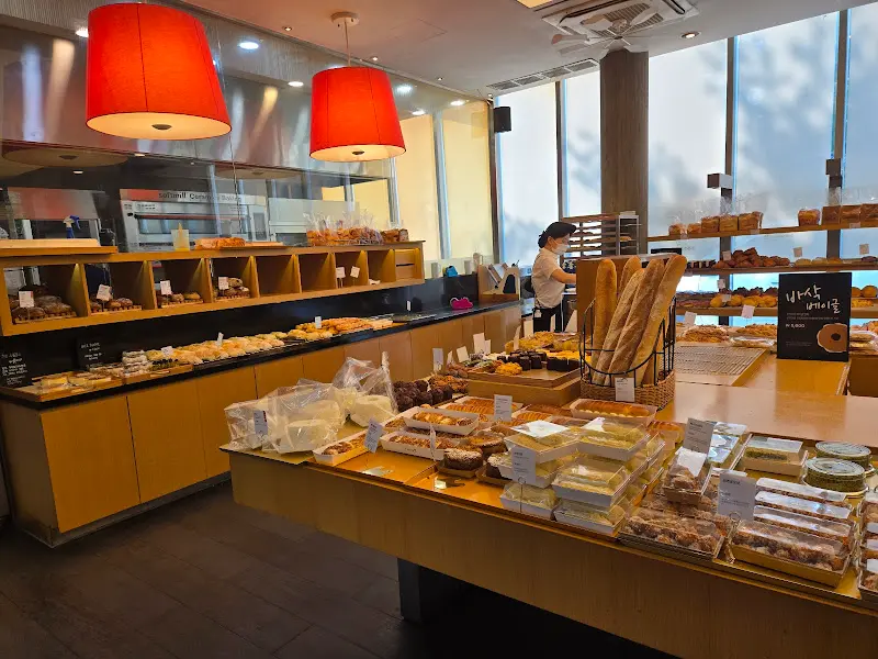 다양한 빵들이 진열된 매장 내부