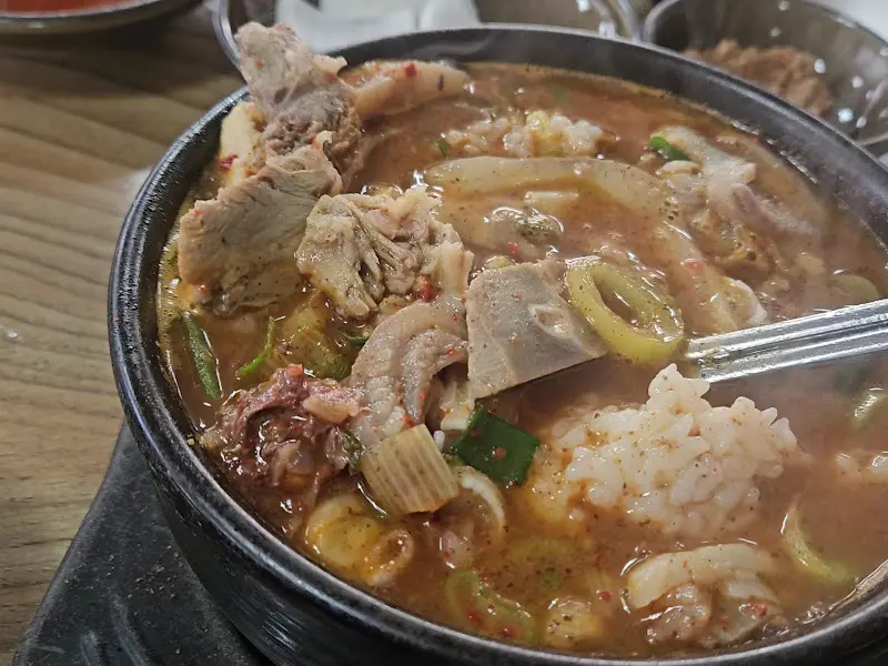 순대와 머리고기가 푸짐하게 들어간 순대국밥