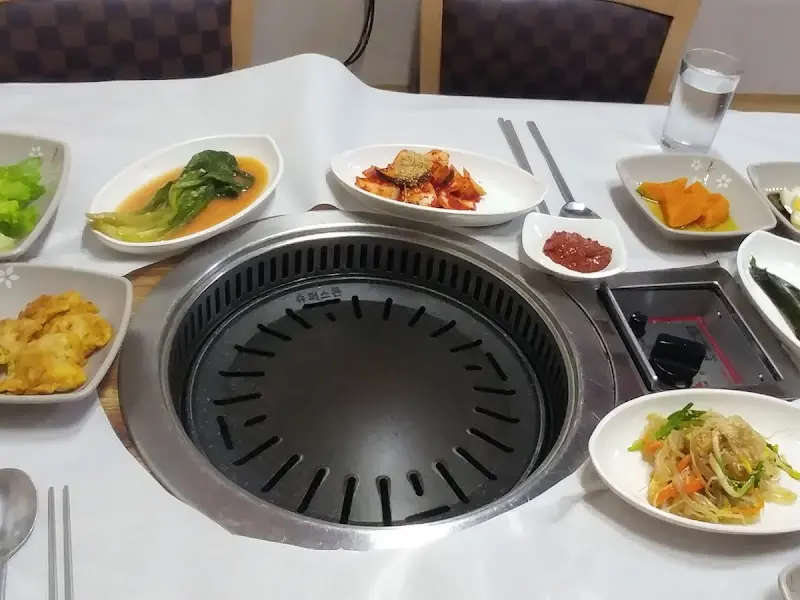 밑반찬과 고기를 굽는 불판