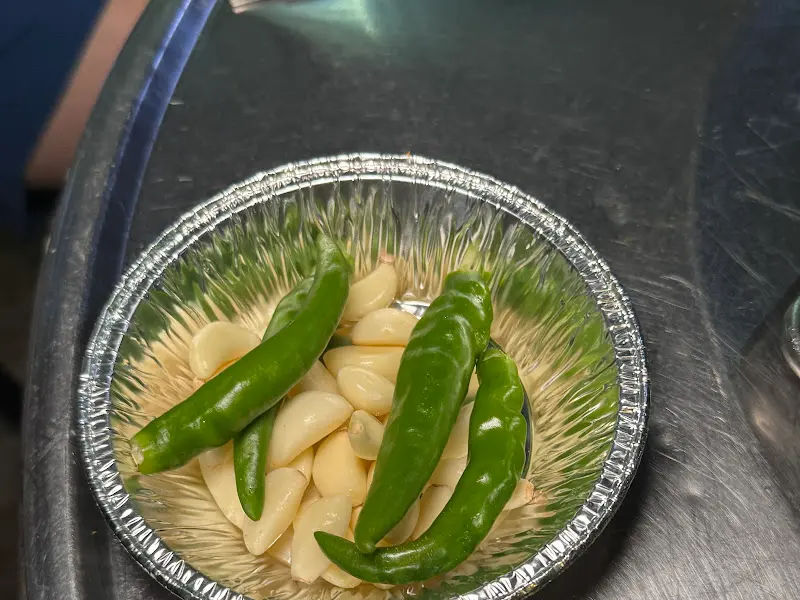 고추와 마늘이 담긴 은박접시