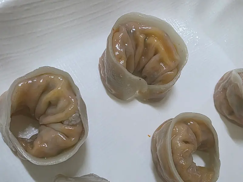 테이블 위에 놓인 감자만두의 모습. 감자피로 만들어진 만두는 독특한 모양을 띠고 있다.