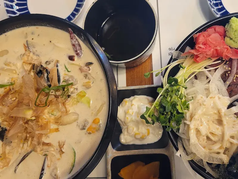 크림 짬뽕과 스테이크 덮밥