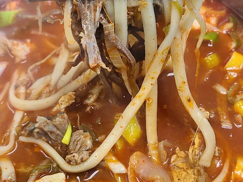 젓가락으로 면을 들어올리는 모습