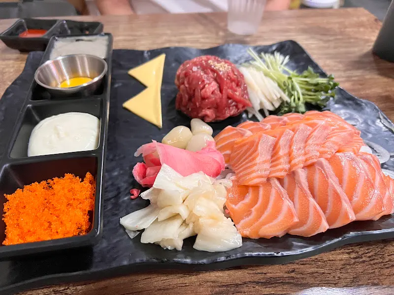 다채로운 맛을 즐길 수 있는 육회와 연어 한 상