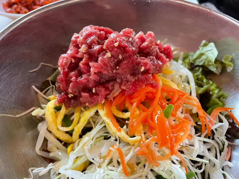 푸짐한 육회비빔밥