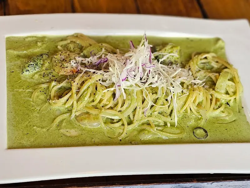 신선한 재료가 돋보이는 초록색 파스타