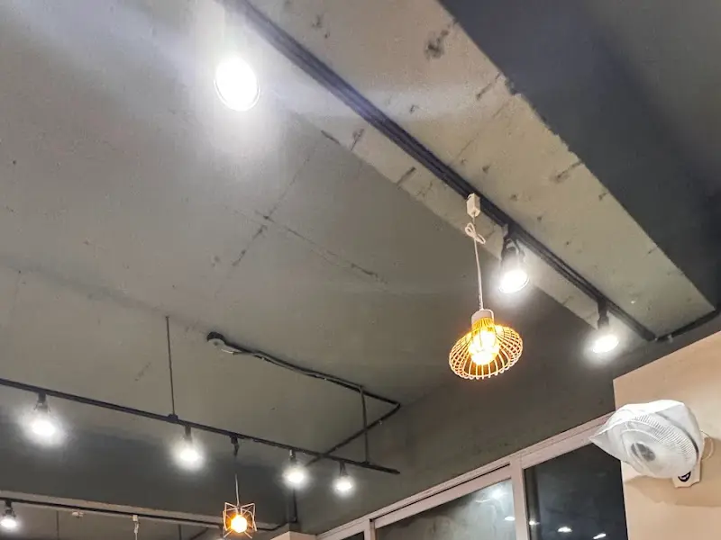 식당 천장에 달린 조명