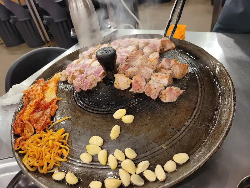잘 구워진 삼겹살과 김치, 콩나물, 마늘