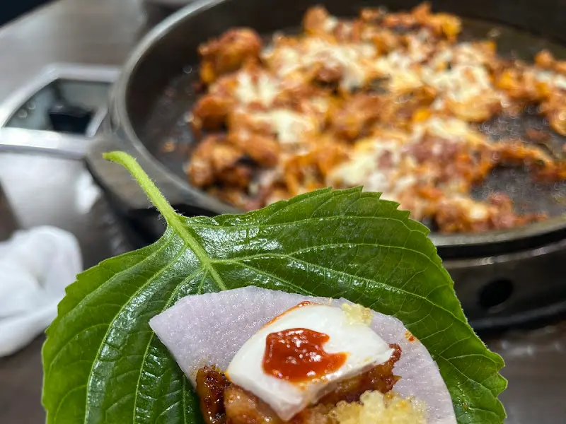 알쌈에 싸 먹는 닭갈비의 모습