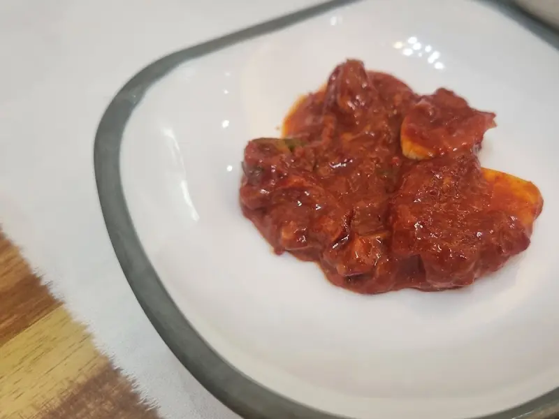 매콤한 양념이 돋보이는 갓김치