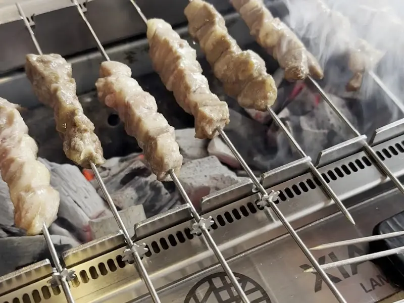 숯불 위에서 익어가는 양꼬치의 모습