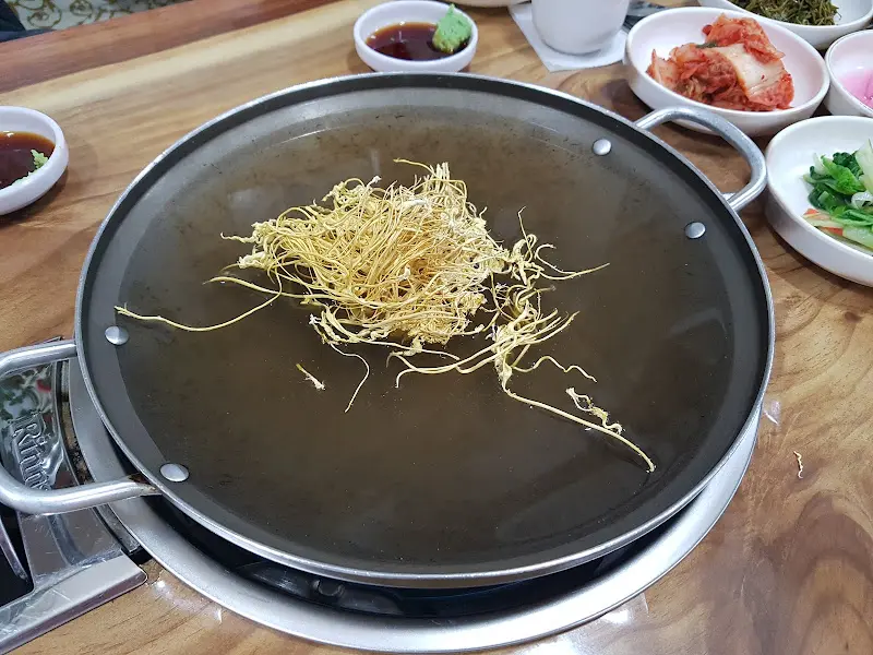 동충하초가 육수에 풀어지는 모습