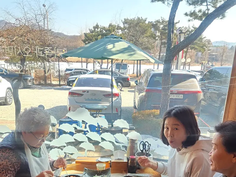 식당 내부에서 바라본 주차장