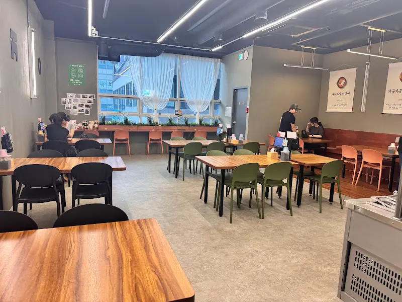 넓고 깔끔한 매장 내부