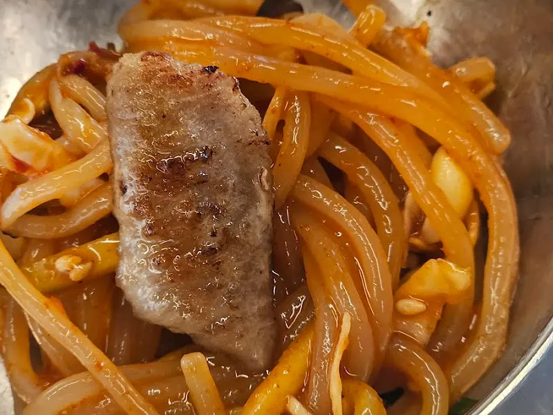 고기와 함께 제공되는 푸짐한 된장찌개