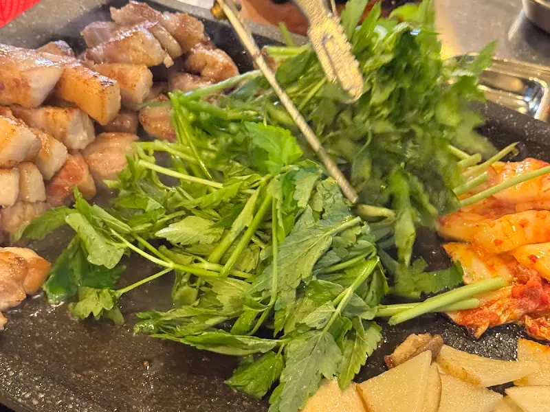 물미나리와 함께 구워지는 돼지고기