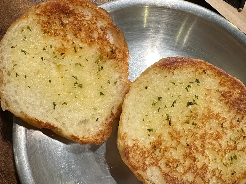 갈릭 버터에 구워진 빵