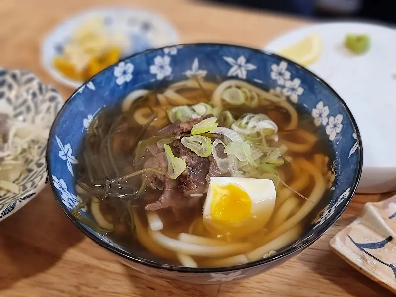 뜨끈한 소고기 우동 한 그릇