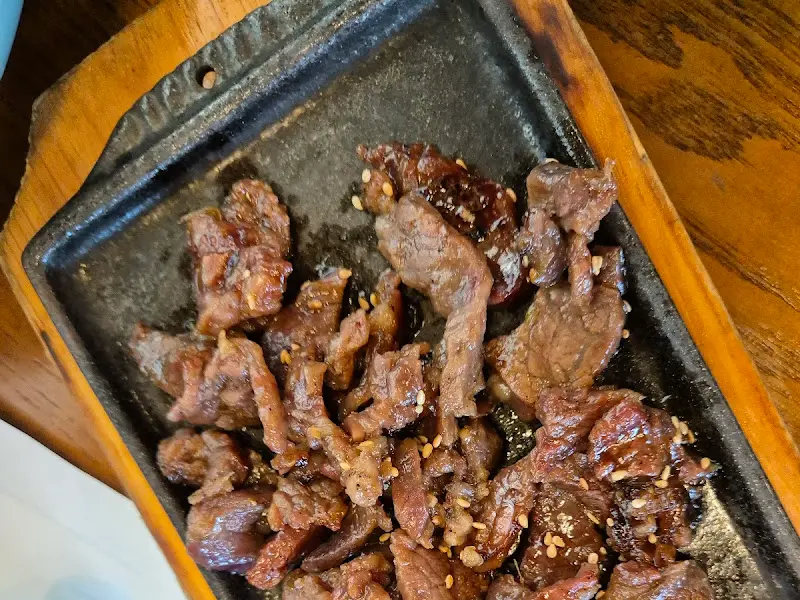 따뜻한 철판 위의 소고기 구이