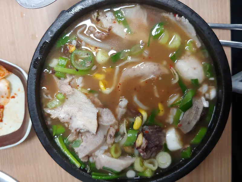 뚝배기 안에서 보글보글 끓고 있는 순대국밥