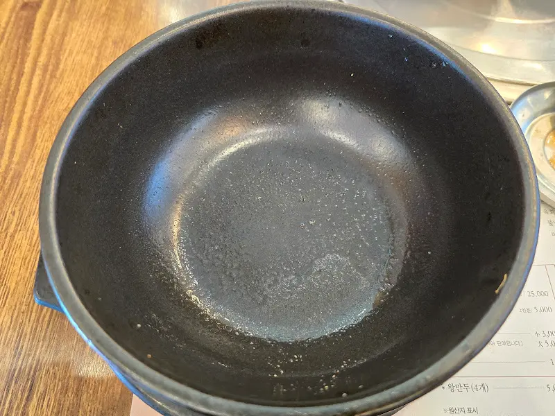 식사를 마친 후 깨끗하게 비워진 뚝배기