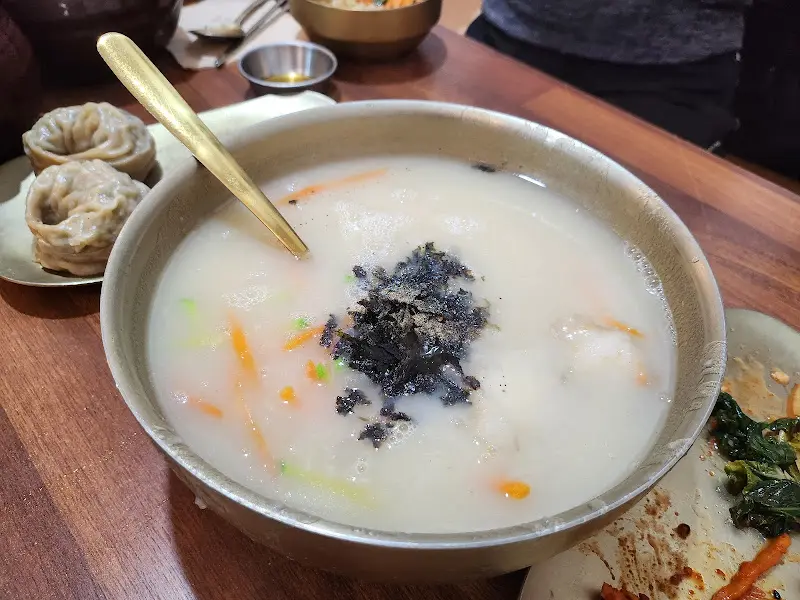 놋그릇에 담겨 나온 들깨 옹심이